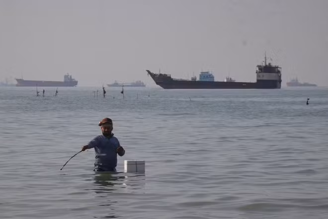 Một tàu bị tấn công khi đi qua eo biển Hormuz