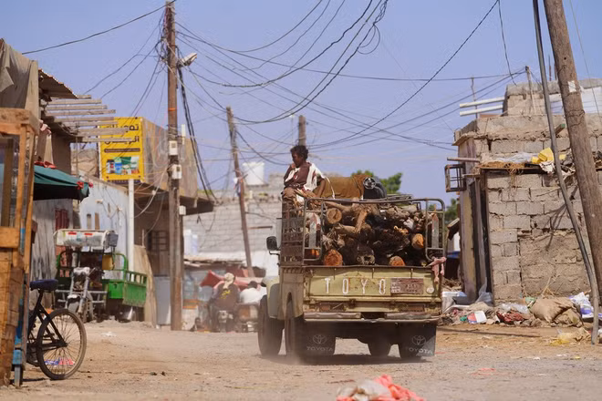 Liên quân do Ả Rập Xê Út dẫn đầu không kích cơ sở dầu mỏ ở Yemen