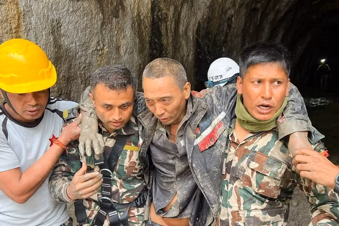 Người đàn ông được giải cứu sau 10 ngày lũ quét ở Nepal
