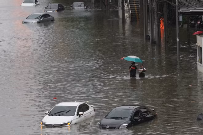 Mưa lũ nghiêm trọng ở thủ đô Bangkok 