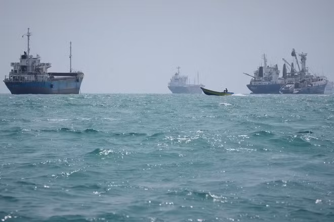 Iran thông báo 3 tàu chở dầu trúng thủy lôi ở eo biển Hormuz