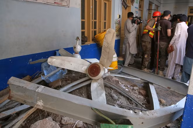 Hiện trường vụ sập mái trường học ở Pakistan 