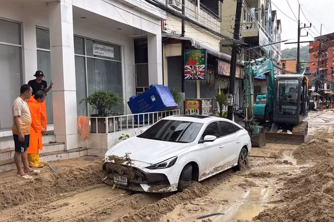 Mưa lớn kéo dài gây lũ quét trên đảo Phuket của Thái Lan