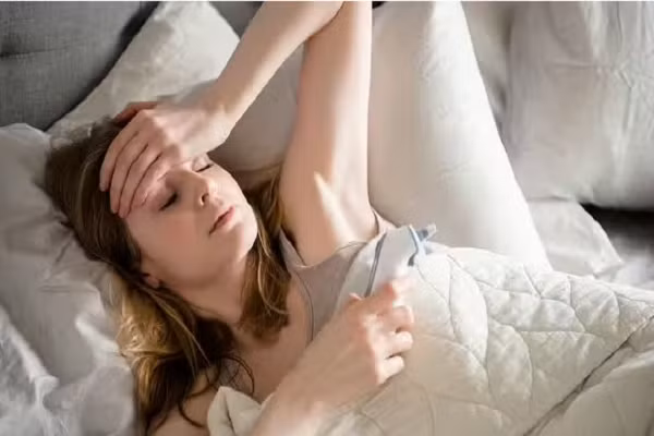 Sốt có thể là dấu hiệu gan nhiễm mỡ. Ảnh: Getty.