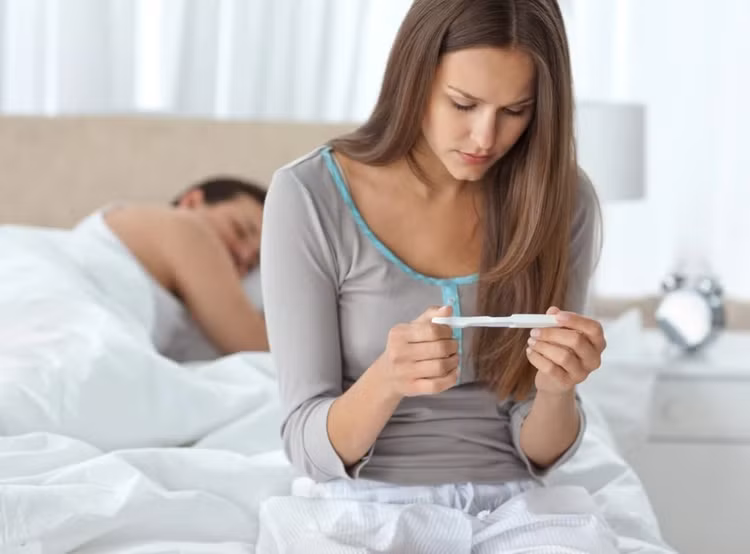 Khó thụ thai: Theo Dịch vụ Y tế Quốc gia Vương quốc Anh (NHS), hội chứng buồng trứng đa nang là nguyên nhân phổ biến nhất gây vô sinh và khó mang thai ở phụ nữ trong độ tuổi sinh đẻ. Nồng độ hormone nam cao cùng với tình trạng không rụng trứng và kinh nguyệt không đều khiến phụ nữ mắc hội chứng PCOS rất khó thụ thai. Thay đổi lối sống và dùng thuốc có thể giúp bạn rụng trứng đều đặn hơn và cải thiện cơ hội mang thai. Ảnh: Gigglemagazine.