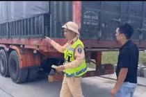 Xe bị nổ lốp khi cán phải mảnh kim loại sắc nhọn trên cao tốc.