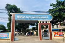 Học sinh lớp 8 giấu rìu mang vào lớp tấn công bạn học gây thương tích