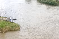 Vượt cầu tạm trên sông, nam thanh niên bị nước cuốn trôi. 