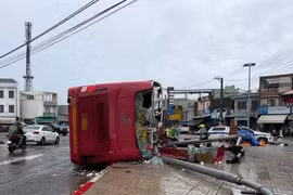 Xe khách giường nằm bị lật tại ngã tư Gò Găng khiến 2 người tử vong