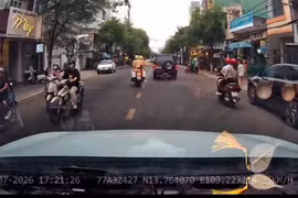 Bị tai nạn đứt lìa cánh tay, nạn nhân được CSGT Gia Lai dẫn đường đi cấp cứu