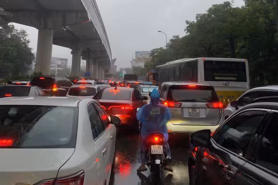 Giao thông Hà Nội chậm lại dưới mưa lớn vào giờ cao điểm