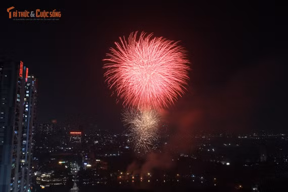 Hà Nội tưng bừng kỷ niệm 72 năm ngày giải phóng Thủ đô bằng pháo hoa rực rỡ