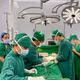 Cứu sống trẻ sơ sinh bị hở thành bụng, quai ruột lộ ra ngoài