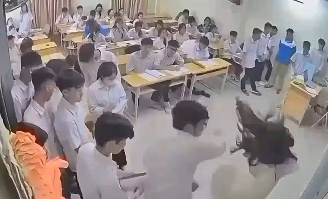 Nam sinh đánh cô giáo ngay tại lớp học sẽ bị xử lý thế nào?