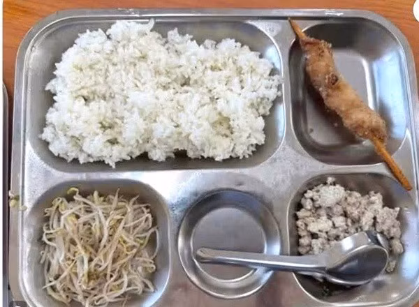 Xử lý nghiêm nếu có vi phạm vụ suất ăn bán trú "lèo tèo" giá đỗ, thịt băm