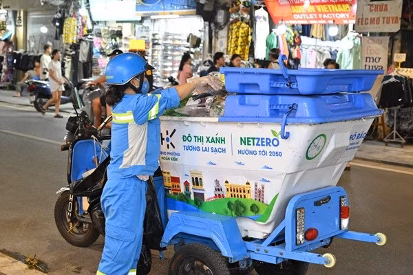 Hà Nội thí điểm phân loại, thu gom rác bằng túi tiêu chuẩn và xe điện