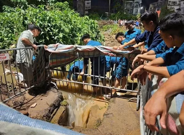 Trách nhiệm vụ nam sinh ngã xuống cống tử vong ở Hà Nội?