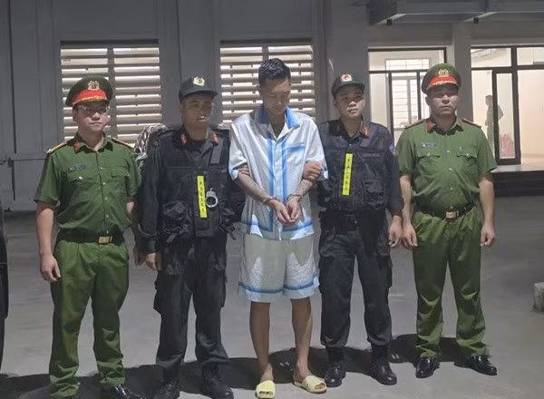 Huấn Hoa Hồng và vợ bị khởi tố về lừa đảo và vi phạm kế toán