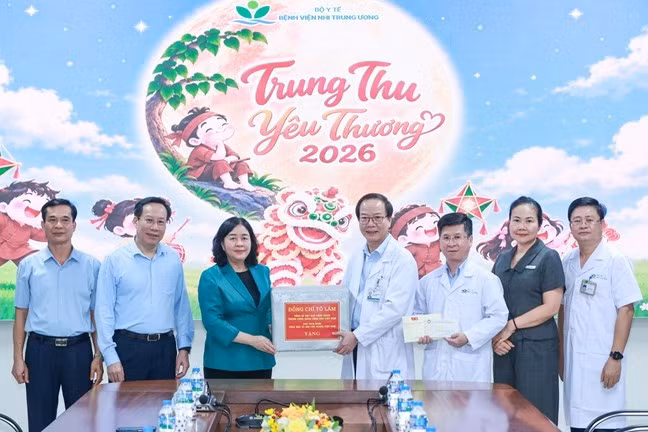 Chủ tịch Ủy ban TƯ MTTQ Việt Nam thăm, tặng quà Trung thu các cháu thiếu nhi