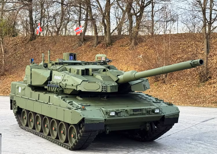 EuroTrophy đã ký hợp đồng trị giá 330 triệu euro với KNDS Deutschland để trang bị Hệ thống bảo vệ chủ động Trophy cho xe tăng Leopard 2A8 của bốn quốc gia NATO châu Âu, cho thấy xu hướng chuyển dịch sang tiêu chuẩn hóa các hệ thống phòng vệ chủ động nhằm đối phó với các mối đe dọa chống tăng hiện đại (Nguồn ảnh: KNDS).
