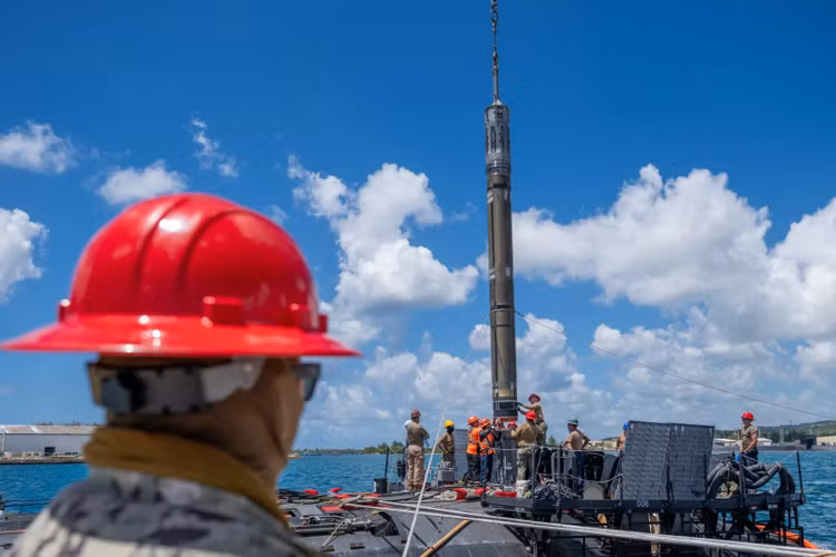 2676068-us-submarine-loads-tomah.jpg