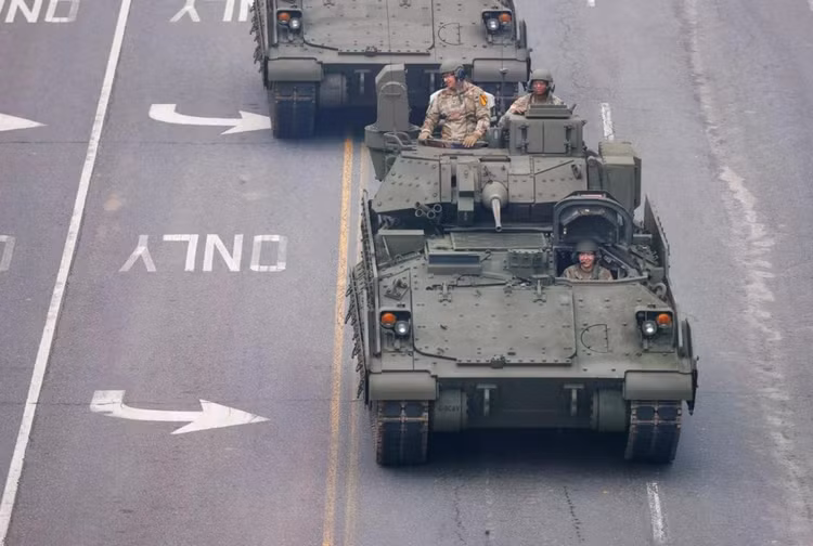 Khí tài xuất hiện tại lễ duyệt binh gồm những thiết bị đời cũ như xe tăng M4 Sherman trong Thế chiến II, các vũ khí hiện đại như xe tăng chủ lực M1A2 Abrams, thiết giáp M2A3 Bradley, pháo tự hành M109A7 Paladin, pháo phản lực HIMARS và chó robot.