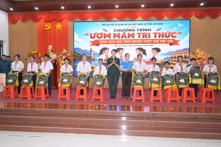 hoi-phu-nu-trao-hoc-bong-uom-mam-tri-thuc-tai-dac-khu-kien-hai-an-giang-qk9.jpg