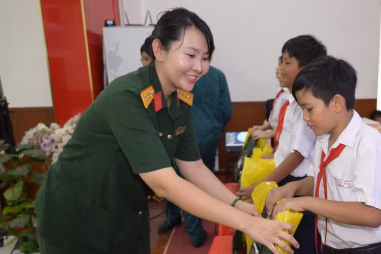 hoi-phu-nu-trao-hoc-bong-uom-mam-tri-thuc-tai-dac-khu-kien-hai-2an-giang-qk9.jpg