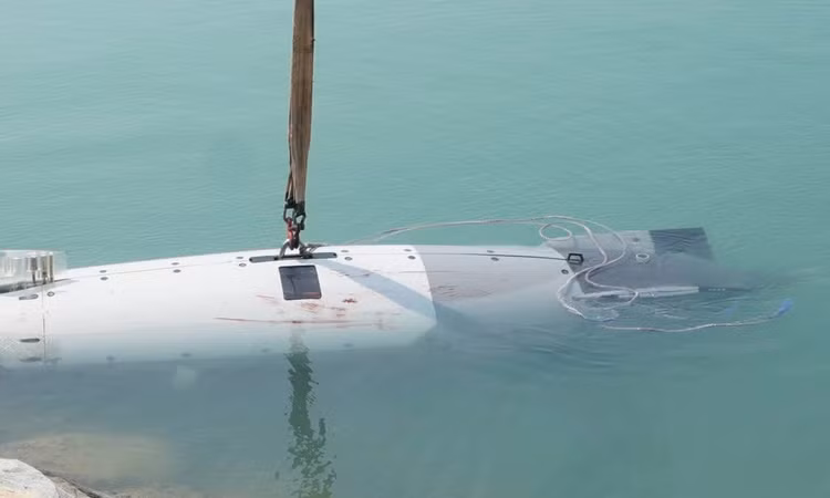 Iran công bố hình ảnh thu giữ tàu lặn không người lái Mỹ