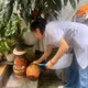 Chỉ cần lật úp dụng cụ chứa nước không sử dụng là góp phần ngăn chặn dịch bệnh. (Ảnh: CDC Hà Nội)