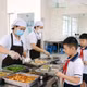 Cơ sở giáo dục phải công khai hình ảnh khay ăn thực tế của học sinh để phụ huynh giám sát