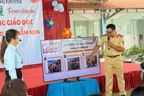 Trẻ mầm non thích thú học an toàn giao thông qua trò chơi