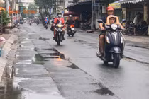 Mưa rào làm dịu nắng nóng oi ả ở TP HCM