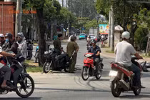 Truy xét người đàn ông tấn công 2 thanh niên bằng hung khí