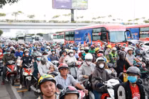 Người dân rời TP HCM về quê nghỉ lễ, nhiều tuyến đường cửa ngõ ùn tắc