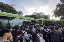 Sinh viên KTX khu B gặp khó khăn vì xe buýt quá tải trong giờ cao điểm