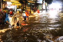 Người dân TP HCM vật vã chống chọi mưa ngập cuối tuần