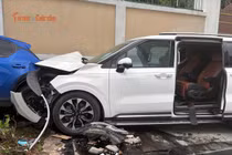 Ô tô mất lái tông taxi, gây náo loạn vỉa hè Sài Gòn