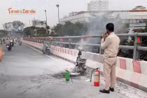 Xe máy bốc cháy dữ dội trên cầu Bình Lợi, giao thông tắc nghẽn nghiêm trọng