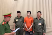 Bắt tạm giam người đàn ông đập vỡ kính xe tải gây rối trật tự công cộng