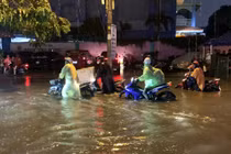Nhiều tuyến đường TP HCM chìm trong nước sau mưa lớn kéo dài