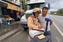 CSGT Rạch Chiếc xử lý hàng chục vi phạm dừng, đỗ xe trái phép