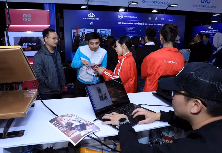 Người dân tham gia trải nghiệm công nghệ tại TECHFEST 2025.