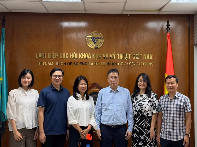 Chủ tịch VUSTA Châu Văn Minh và Chủ tịch AVSE Global Nguyễn Đức Khương trao đổi về triển vọng hợp tác giữa hai bên.