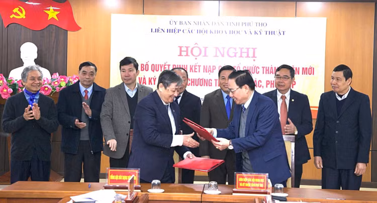 TS. Đặng Việt Dũng - Chủ tịch Tổng hội Xây dựng Việt Nam (bên trái) và ông Hồ Đình Lưỡng - Chủ tịch Liên hiệp các Hội Khoa học và Kỹ thuật tỉnh Phú Thọ (bên phải) trao biên bản kí hợp tác.