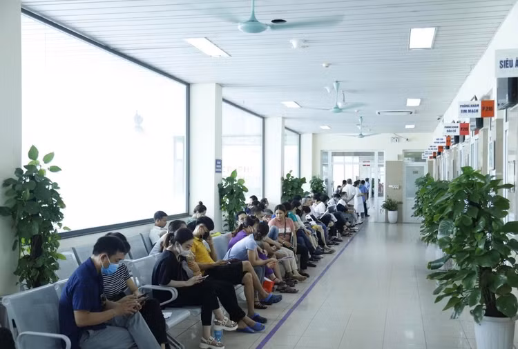 Bệnh viện K tiếp đón hơn 2.000 lượt bệnh nhân đến khám mỗi ngày. Ảnh: BVCC