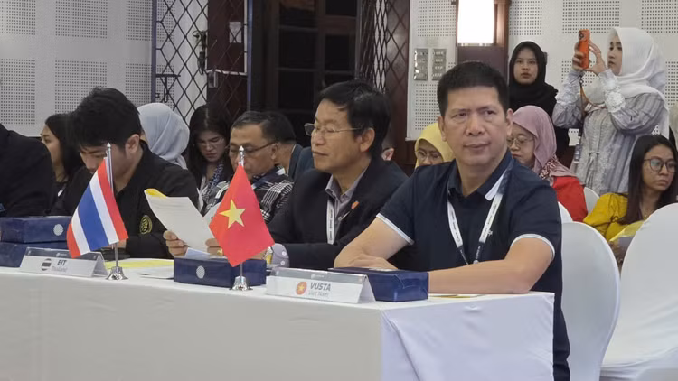 Ông Phạm Văn Sơn, Giám đốc Trung tâm SOS, nhận danh hiệu kỹ sư ASEAN trong lĩnh vực môi trường tham dự phiên họp kỹ thuật về Bảo vệ môi trường và phòng tránh thảm họa thiên nhiên.
