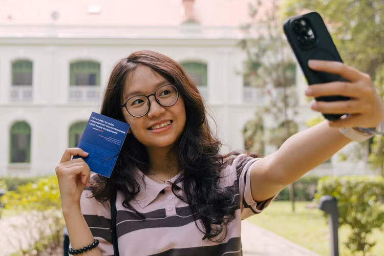 Không dừng lại ở việc ngắm nhìn kiến trúc, du khách ghé thăm năm nay còn được trao tay cuốn Hộ chiếu di sản độc đáo. Cầm trên tay tấm hộ chiếu và hào hứng săn từng con dấu, Vân An cảm nhận cảm giác như đang thực hiện một chuyến du ngoạn đến nước Pháp.