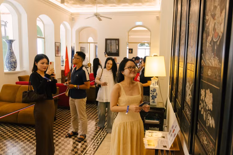 Trong khu vực phòng khách, nay là nơi tổ chức các sự kiện của Tổng Lãnh sự quán Pháp, khách tham quan chiêm ngưỡng đồ nội thất từ thời nhà Nguyễn ở Huế được bố trí hài hòa.