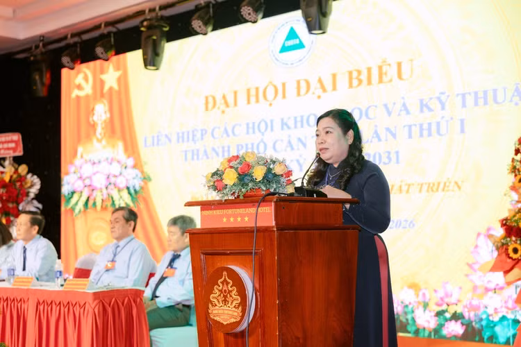 Đồng chí Hồ Thị Cẩm Đào, Phó Bí thư Thành ủy, Chủ tịch Ủy ban MTTQ Việt Nam thành phố Cần Thơ phát biểu chỉ đạo Đại hội